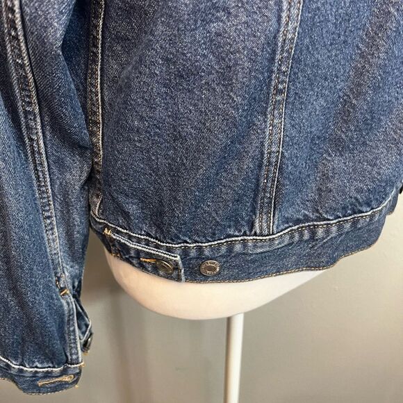Levi's Jacket Women's Medium Type 3
Trucker Blue Denim Jean large with gold star - Picture 9 of 16